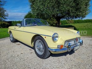 MGB roadster anno 1972 carrozzeria gialla