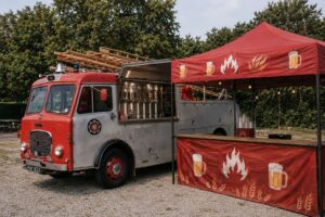 Dennis 1958, Dennis Fire Truck, Dennis Fire Engine, camion pompieri d'epoca, veicolo storico, mezzo da collezione, camion inglese d'epoca, Rolls Royce engine, veicolo restaurato, vintage truck, collector vehicle, beer truck, tap truck, mobile bar, camion birra, spina birra mobile, food truck, food truck conversion, street food truck, catering truck, event truck, show truck, promotional vehicle, exhibition vehicle, festival truck, mezzo per eventi, veicolo pubblicitario, marketing itinerante, camion raro, collector truck, classic commercial vehicle.