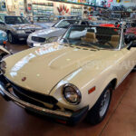 Splendida Fiat 124 Spider 2000 a iniezione del 1980: avorio, interni biscotto, capote e vano motore originali, 122.000 km. CRS incluso e condizioni impeccabili.