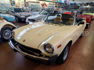 Splendida Fiat 124 Spider 2000 a iniezione del 1980: avorio, interni biscotto, capote e vano motore originali, 122.000 km. CRS incluso e condizioni impeccabili.
